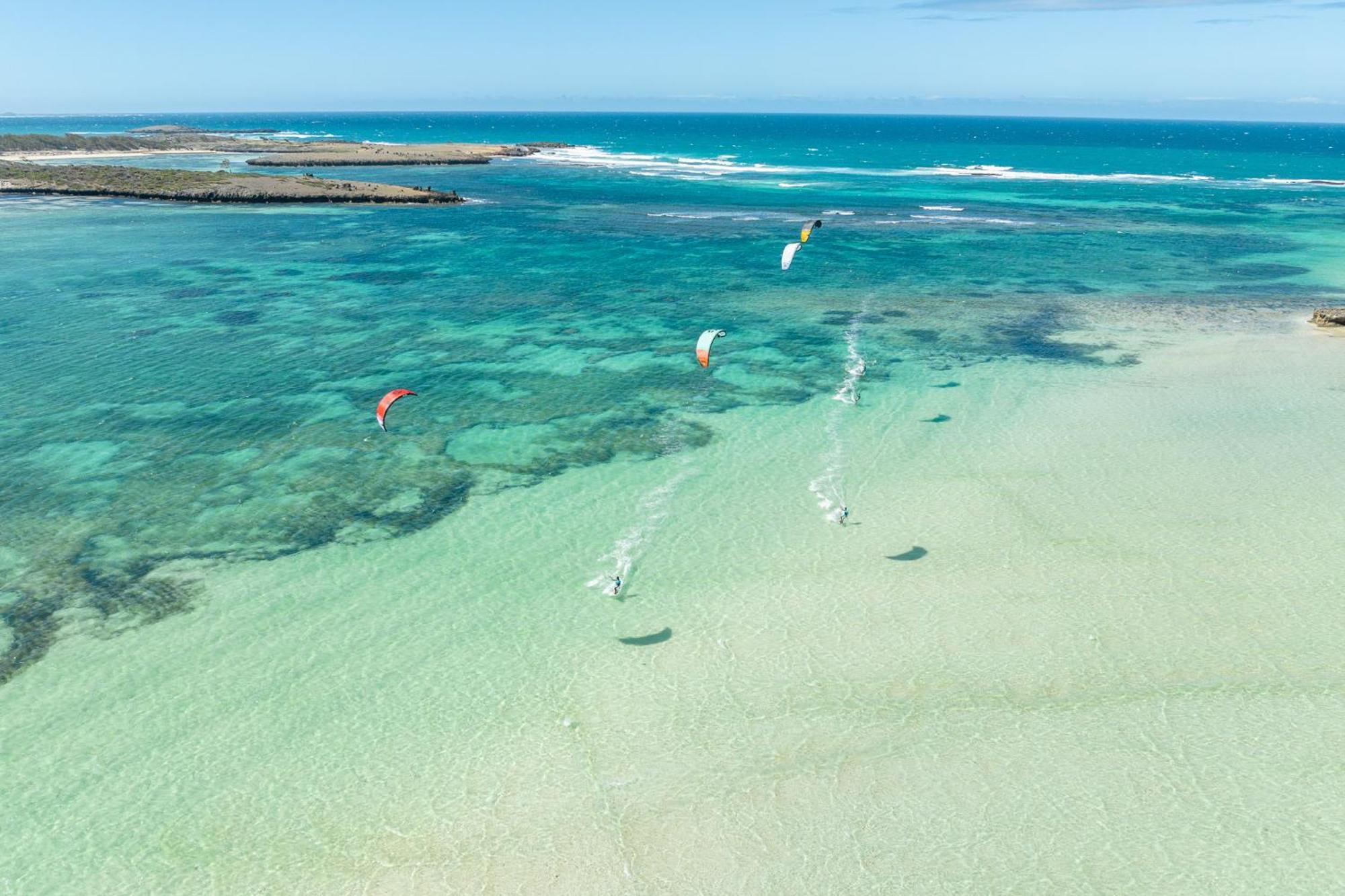 Ocean Lodge Kite & Windsurf Antsiranana Exteriör bild